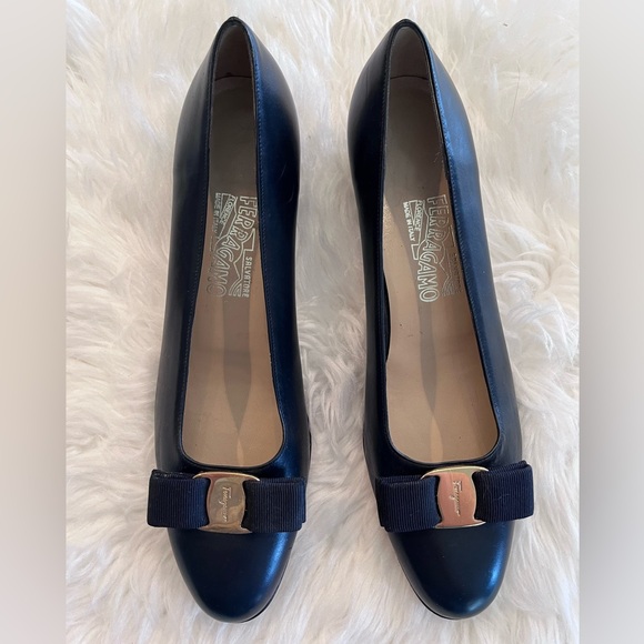 Salvatore Ferragamo Shoes - VTG Salvatore Ferragamo Women’s 9.5 3A Narrow/Slim Navy Blue Vara Leather Pumps